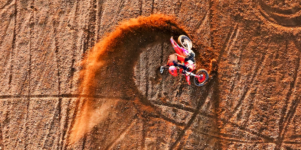 Une personne faisant du vélo de montagne lors d’un événement Red Bull.