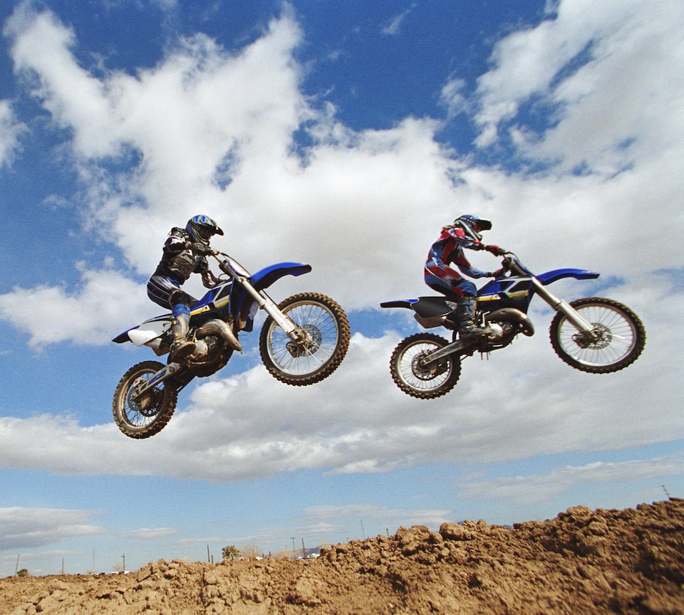 Un motard effectuant une cascade lors d’un événement Red Bull Joyride.