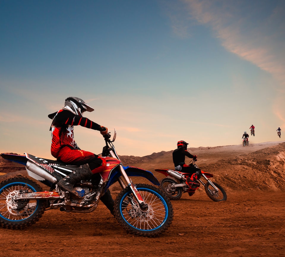 Un motard effectuant une cascade devant une foule lors d’un événement Red Bull Joyride.