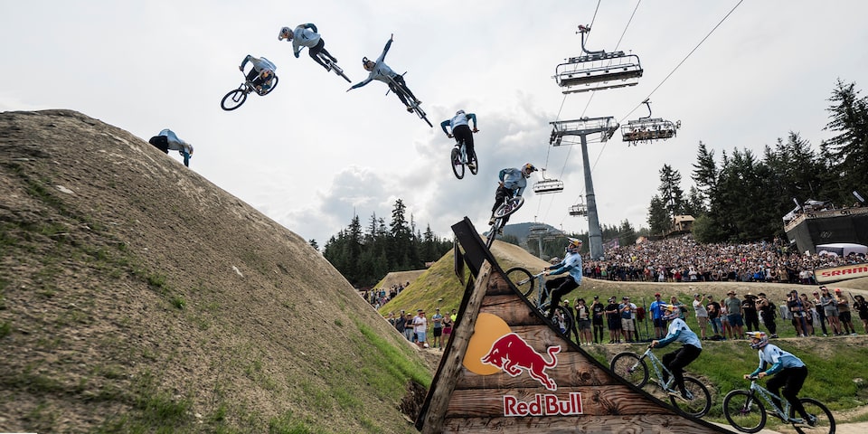 Un groupe de personnes faisant du vélo de montagne lors d’un événement Red Bull.