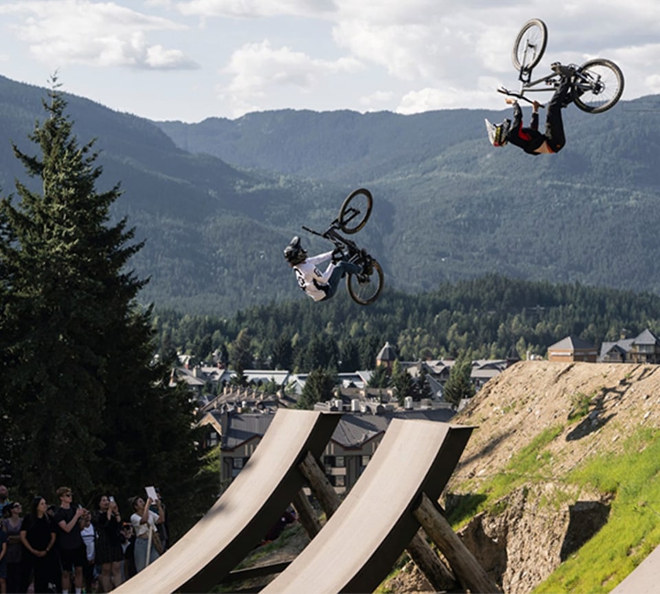 Deux cyclistes faisant des figures lors d’un événement Red Bull Joyride.
