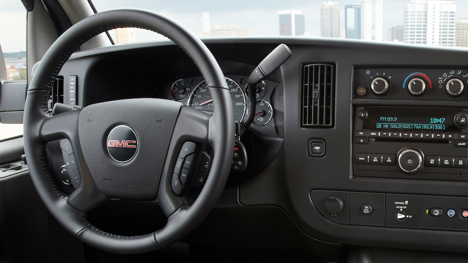 Point d’accès sans fil 4G LTE intégré sur la GMC Savana tronquée.