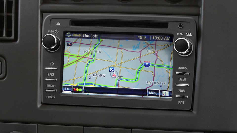 Système d’infodivertissement de GMC à écran couleur tactile en diagonale avec système de navigation sur la fourgonnette tronquée Savana 2020.