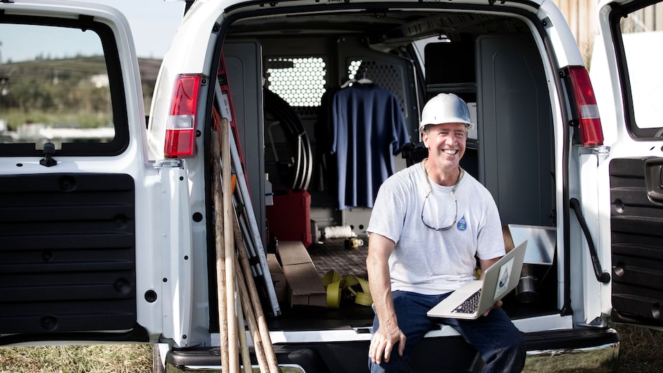 La fourgonnette Savana tronquée peut aussi faire office de bureau mobile hautement fonctionnel.