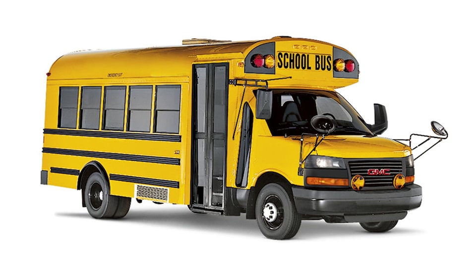 La GMC Savana tronquée 2020 avec aménagement bus scolaire.