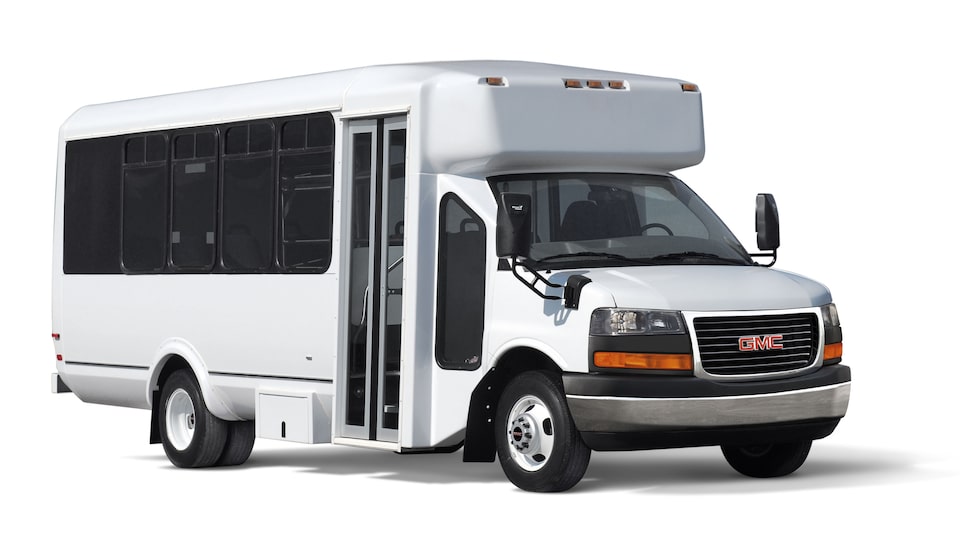 La GMC Savana tronquée 2020 avec aménagement autobus navette.