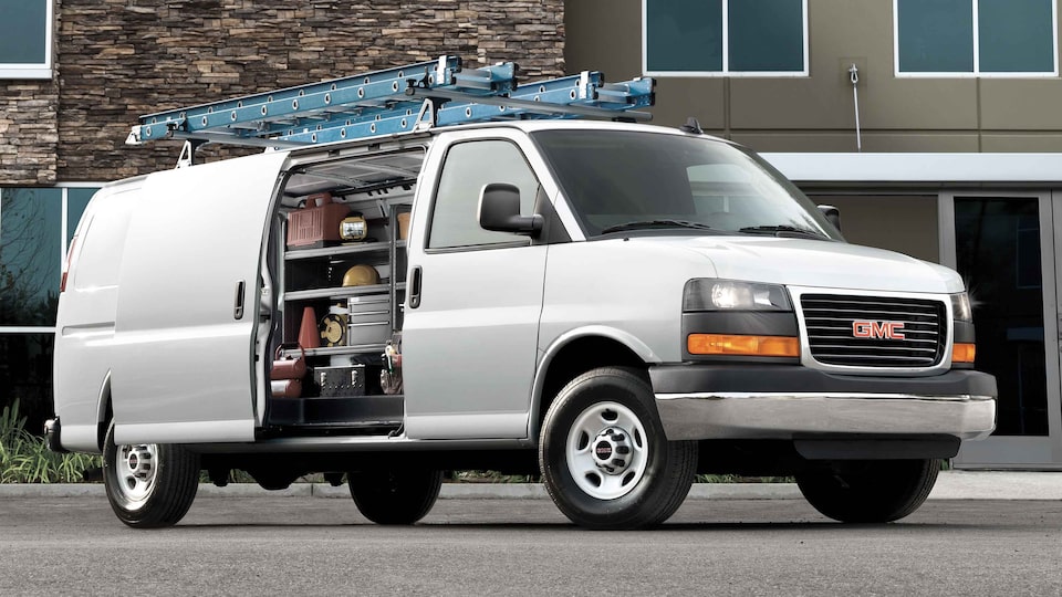 La fourgonnette utilitaire GMC Savana 2023 équipée d’accessoires.