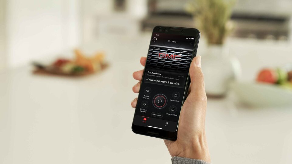 La fourgonnette utilitaire Savana 2023 avec l’application mobile myGMC.