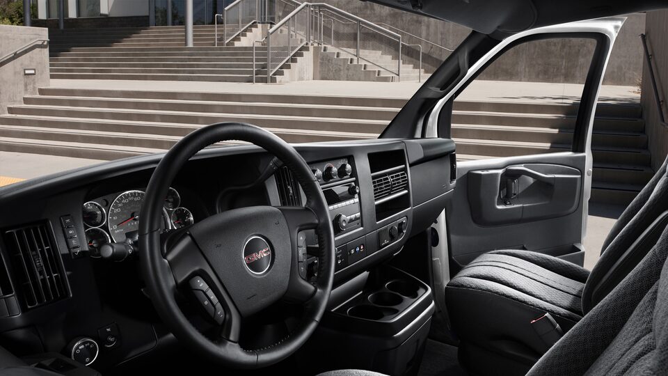 Fourgonnette GMC Savana 2022: coussins gonflables avant et latéraux.