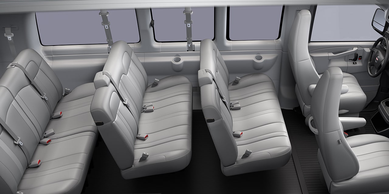 Vue aérienne des sièges confortables de la fourgonnette de tourisme GMC Savana 2026.