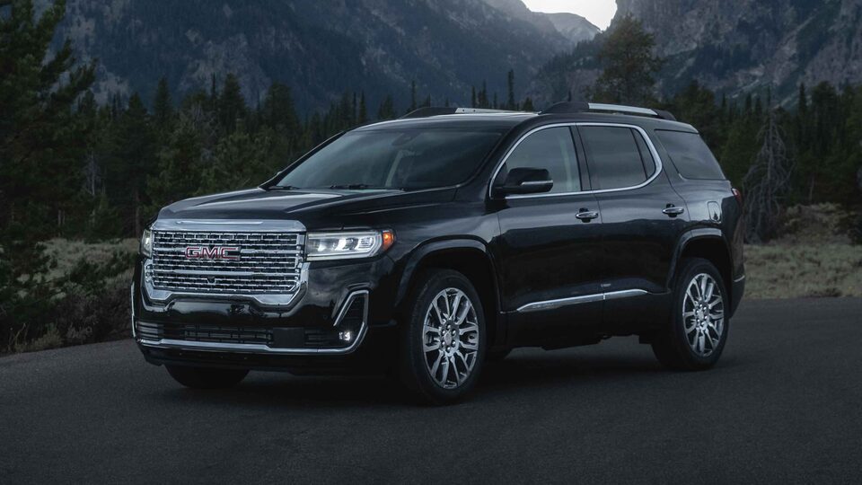 GMC Acadia 2022 sur la route.