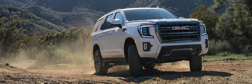 Le GMC Yukon AT4 2022 conduisant hors route image.