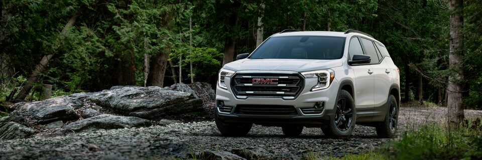 GMC Terrain AT4 2022 sur terrain accidenté.