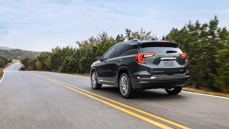 Un GMC Terrain 2022 qui circule tranquillement sur la route.