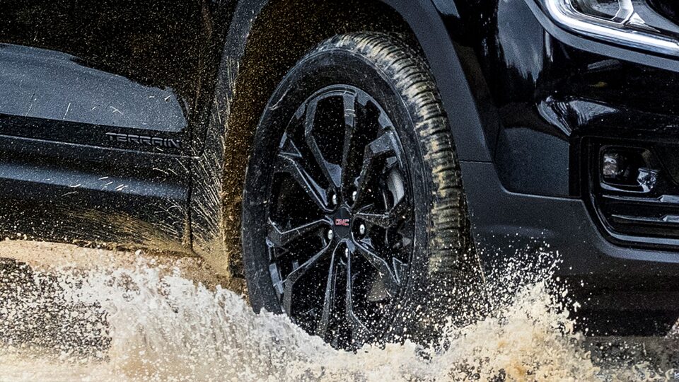 Roues du Terrain 2022 sur chemin de terre.