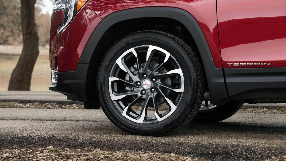 2022 GMC Terrain SLE/SLT wheel.