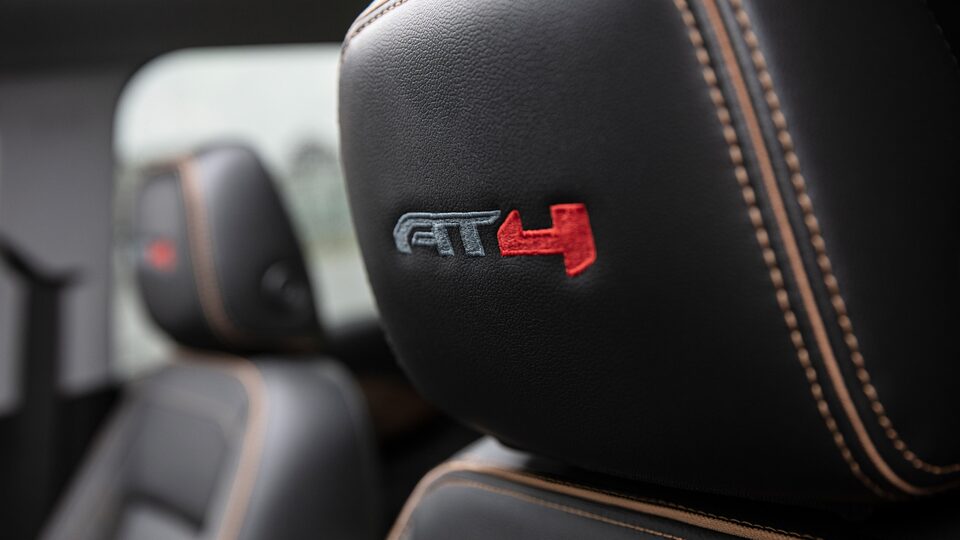 Insigne brodé sur les appuie-tête des sièges avant du GMC Terrain AT4 2022.