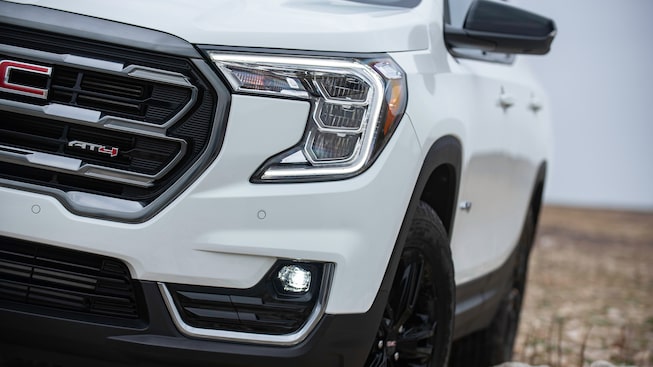 Phares à DEL du GMC Terrain AT4 2023.