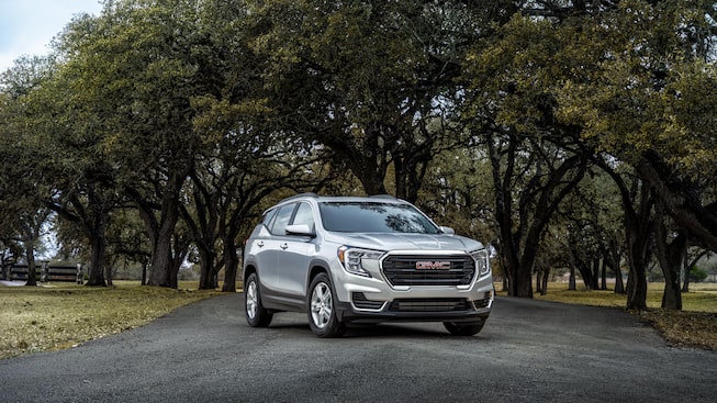GMC Terrain 2022 sur la route.