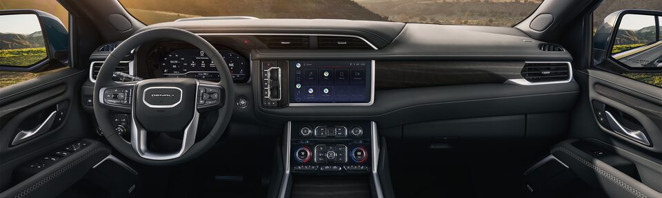 Tableau de bord du GMC Yukon 2022 en gris cendré.