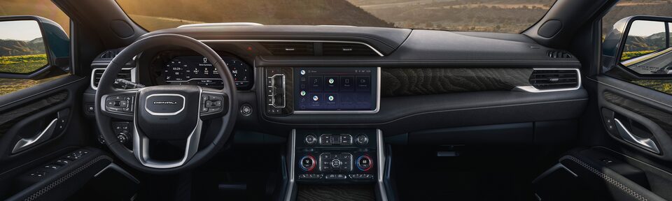 Tableau de bord du GMC Yukon 2022 en noir jais.