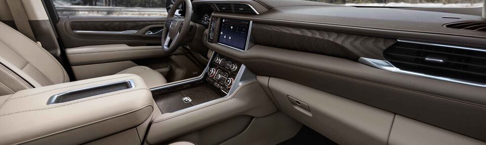 Tableau de bord du GMC Yukon 2022 - intérieur.