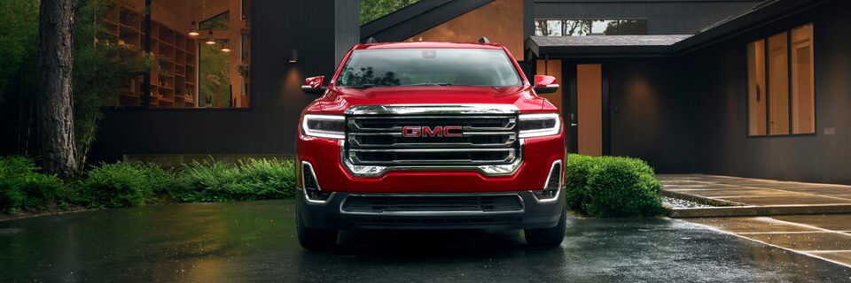 Vue avant du GMC Acadia SLE/SLT 2023.