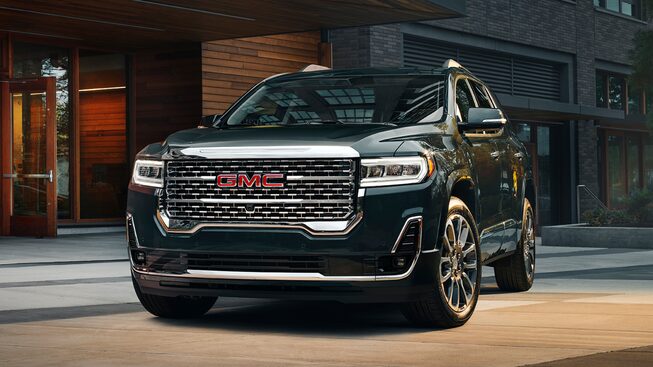 2023 GMC Acadia Denali parked outside.