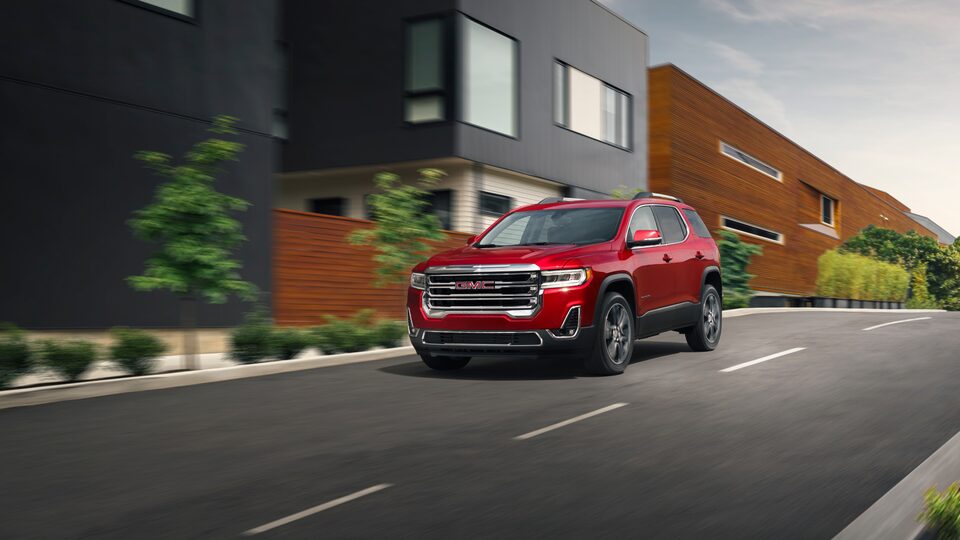 Acadia SLE/SLT 2023 sur la route.