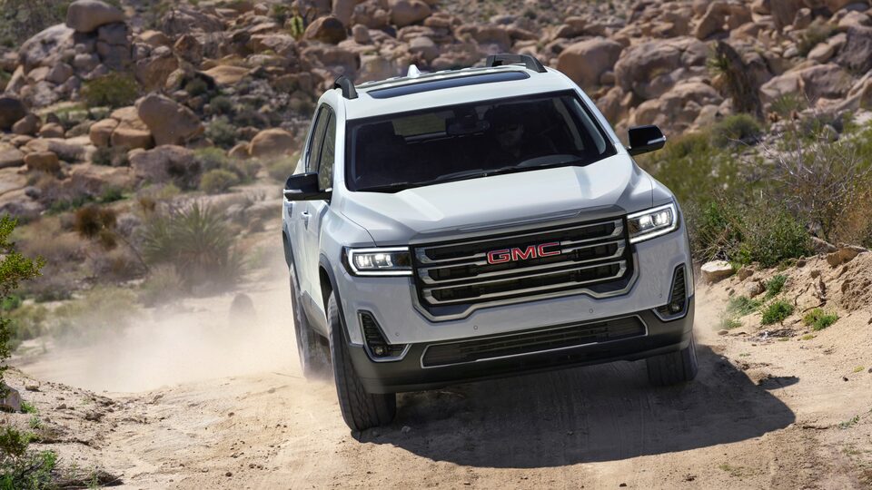 Vue avant d’un GMC Acadia AT4 2023 en conduite hors route.