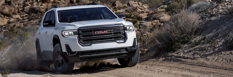 Vue avant du GMC Acadia AT4 2023 en conduite tout-terrain.