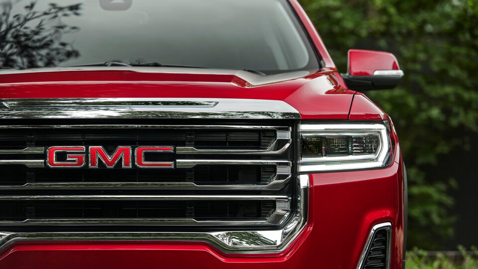 Close-up view of the 2023 GMC grille.