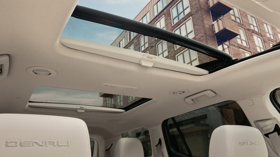 Double toit ouvrant Skyscape du GMC Acadia 2023.