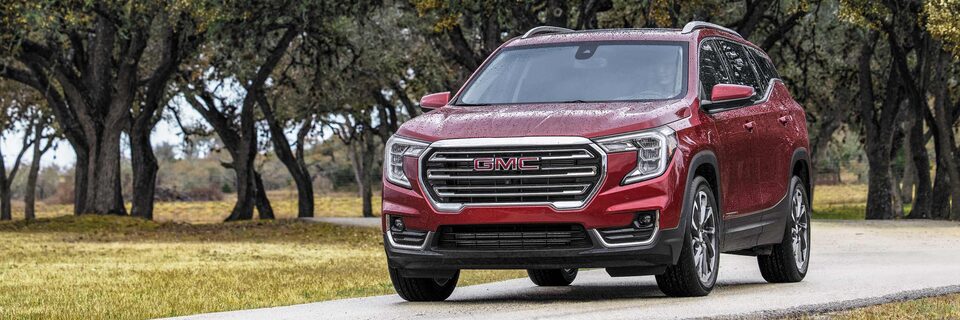 GMC Terrain 2023 SLE et SLT sur la route.
