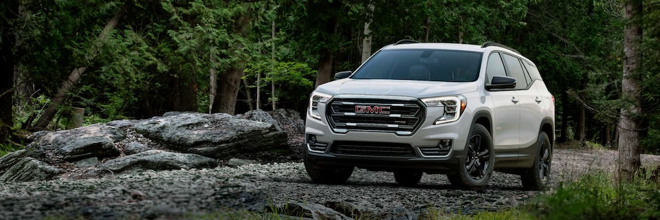 GMC Terrain AT4 2023 sur terrain accidenté.