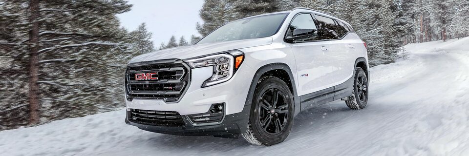 GMC Terrain AT4 2023 sur une route enneigée.