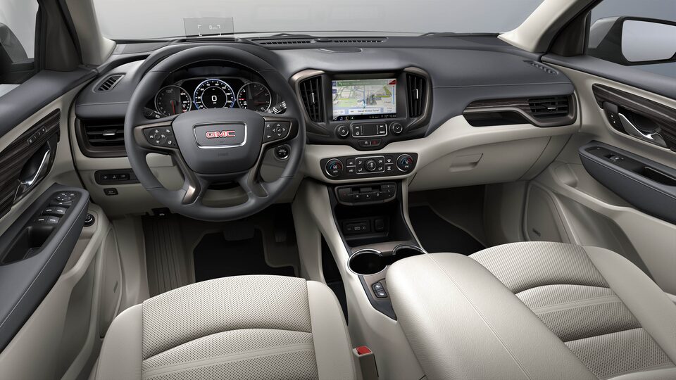 Habitacle côté conducteur du GMC Terrain Denali 2023 : gris galvanisé foncé et platine très clair.