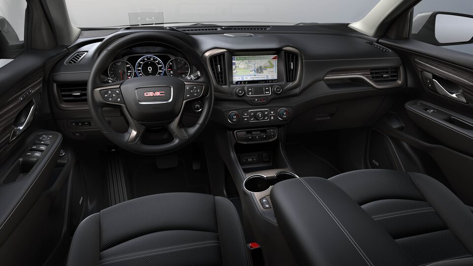 Habitacle côté conducteur du GMC Terrain Denali 2023 : noir jais.