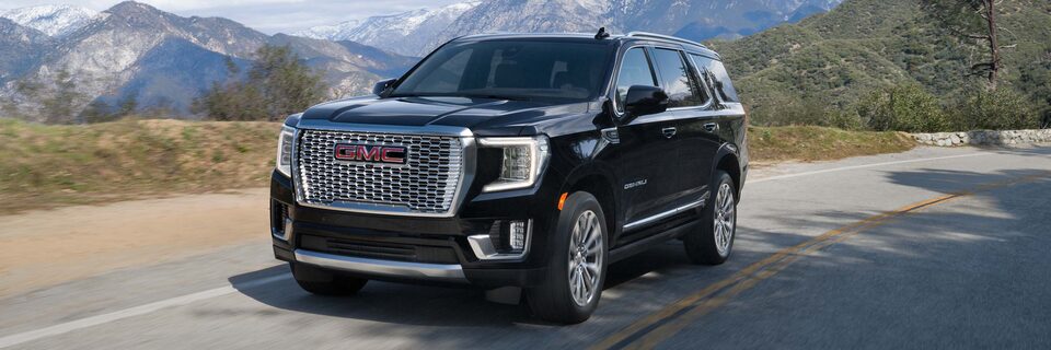 GMC Yukon 2023 sur la route.
