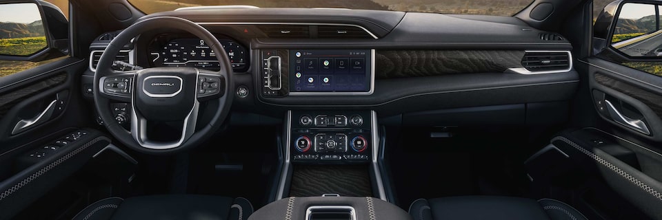 Tableau de bord du GMC Yukon 2023 en noir jais.