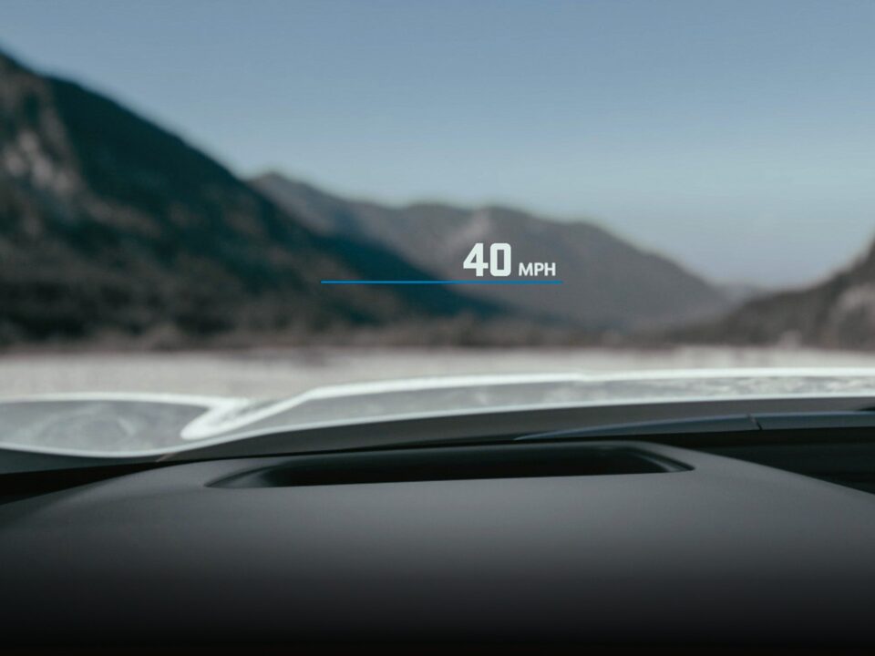 Dispositif de visualisation tête haute configurable de 8 po en diagonale du GMC Acadia AT4 2024.