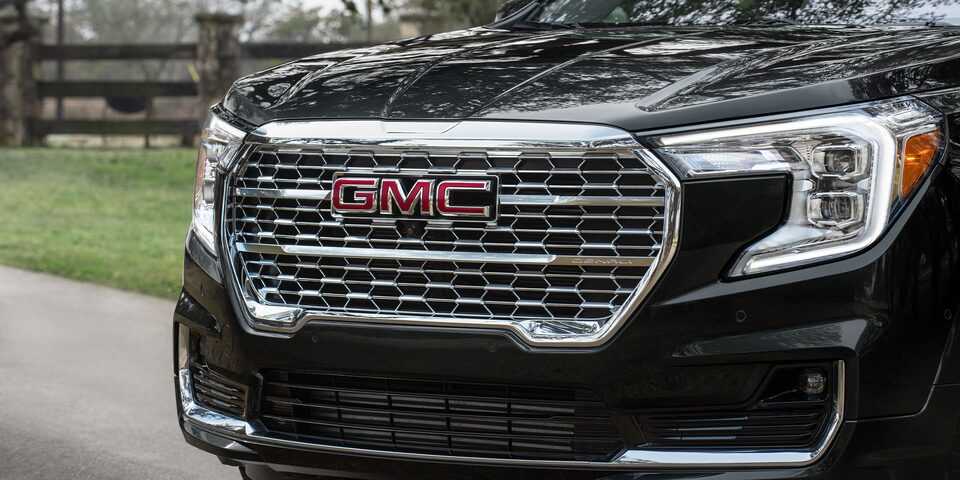 Bold grille designs of the 2024 GMC Terrain.
