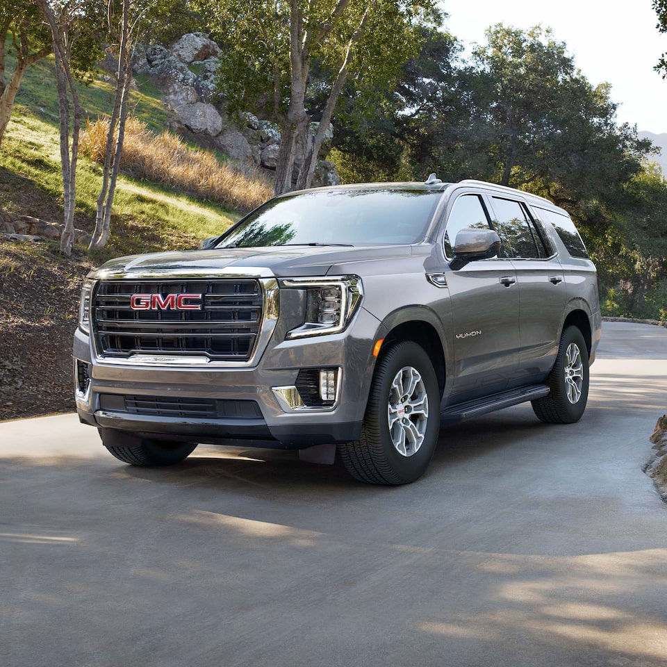 GMC Yukon 2024 en mouvement à l’extérieur.