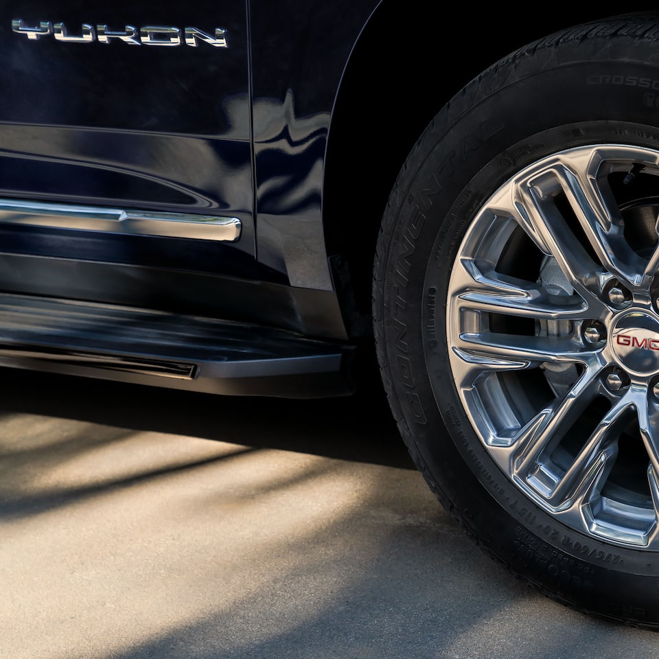 Roue arrière du GMC Yukon 2024.