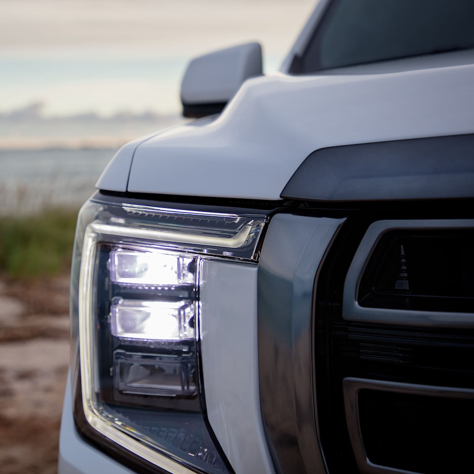 Phares du GMC Yukon 2024.