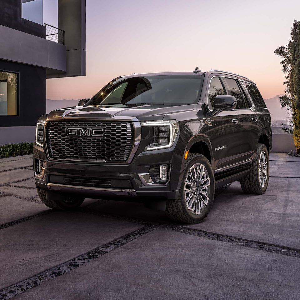 Vue avant du VUS pleine grandeur GMC Yukon 2024.