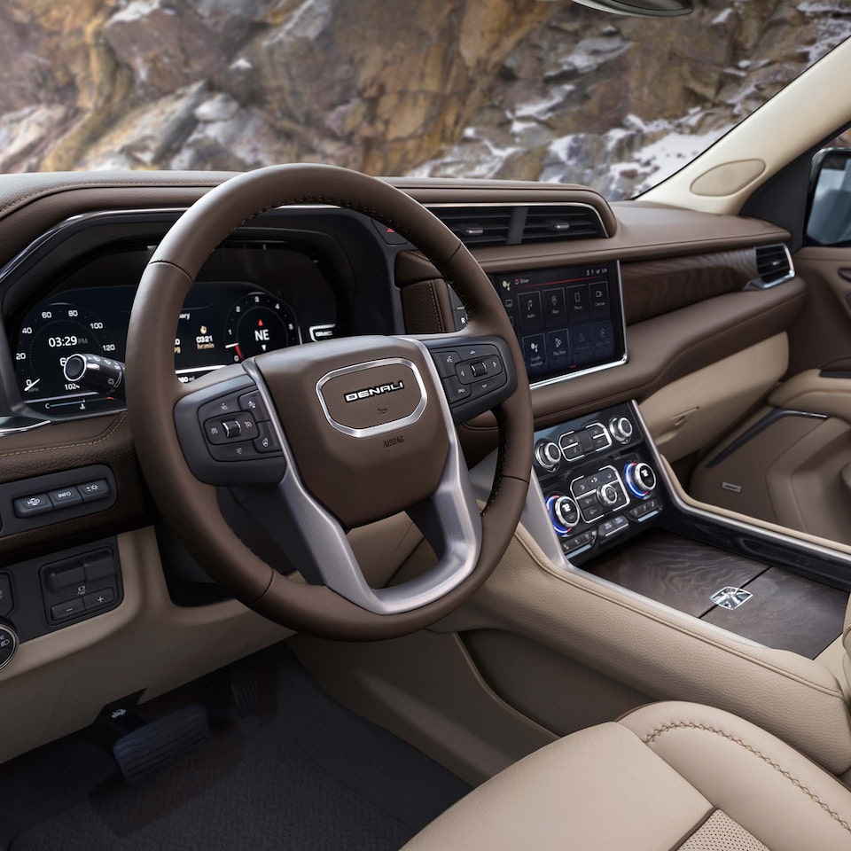Habitacle côté conducteur du VUS pleine grandeur GMC Yukon 2024.