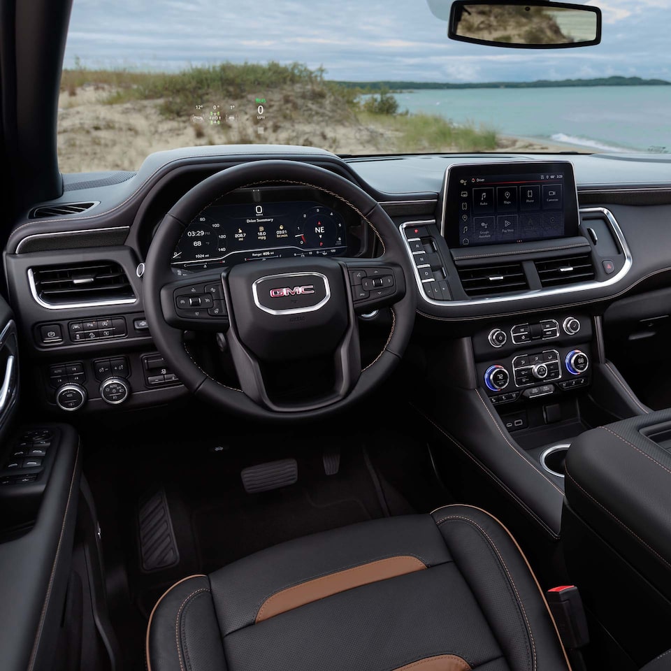 Habitacle côté conducteur du VUS pleine grandeur GMC Yukon 2024 avec le volant.