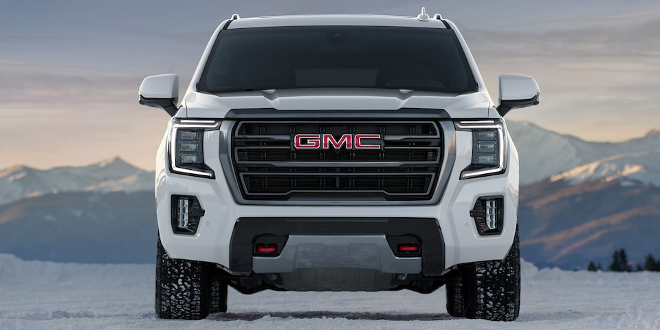 Vue avant du GMC Yukon AT4 2024 stationné dans un environnement enneigé.