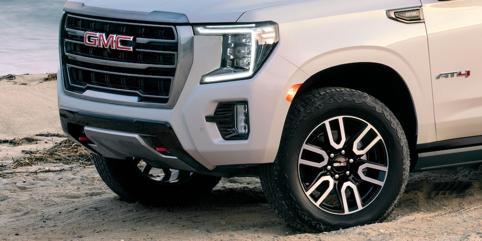 Vue rapprochée des roues du GMC Yukon AT4 2024.